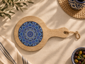 Planche apéritive en bois et céramique bleue